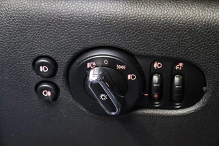 MINI Cooper Hatchback Pepper Business Automaat 3 deurs  / Navigatiesysteem / Cruise Control / Achteruitrijcamera / Comfort Access / Bluetooth / Climate Control / Lichtpakket / Parkeersensoren  / 16 Inch / Chrome Line / 26
