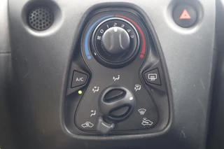 Toyota Aygo FUN 5-DEURS AIRCO NL-AUTO EL-RAMEN BLUETOOTH DEALER-ONDERHOUDEN / 24