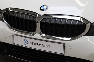 BMW 3 Serie Sedan 318i Executive Sport Line Automaat  / Live Cockpit Professional / Stoelverwarming / Parkeersensoren voor+achter / LED / 18 Inch / DAB / Climate Control / Shadow Line / Extra Getint Glas / Apple CarPlay / Cruise Control / Lichtpakket / 9