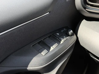 Toyota Yaris 1.5 Hybrid Executive APPLE/ANDROID AUTO LM-VELGEN CLIMA PARK-SENSOR / 19