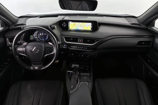 Lexus UX 250h AWD F Sport Premium / 38