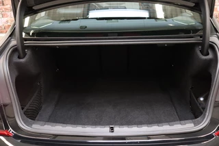 BMW 3 Serie Sedan 330i High Executive M Sport Pakket Automaat  / Live Cockpit Professional / Head-Up Display / Leder / Harman Kardon / LED / Stoelverwarming / Driving Assistant / Achteruitrijcamera / M Sportremsysteem / DAB / Ambiance Verlichting / 40