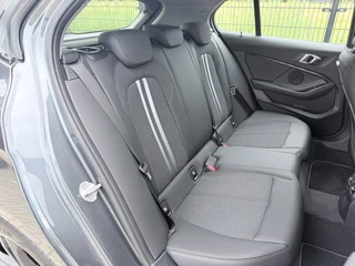 BMW 1-serie 118i Executive Edition | Carplay | PDC | Navi | Sportstuur / 26