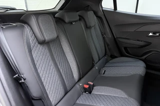 Peugeot 2008 1.2 Hybrid 145 Allure Navigation Pack l Vision Pack l DAB l LED l Bluetooth l Wireless Apple Carplay & Android Auto l 360 Camera l Adaptive Cruise Control l Climate Control l Lichtmetalen Velgen / 17