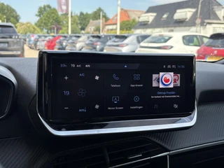 Peugeot 2008 1.2T 100pk Allure | DEMO | Facelift model | Parkeersensoren voor + achter | Apple Carplay/Android Auto | Climate Control | Lichtmetalen velgen / 13
