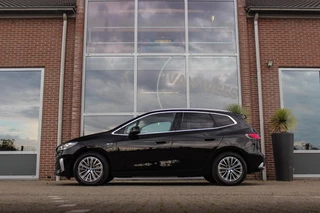 BMW 2-serie Active Tourer 230e xDrive Luxury Line | 1e eigenaar | BTW auto | Driving Assistant | Harman Kardon | 360 camera | Panoramadak | Head-up | M-sportstuur | Keyless entry / 7
