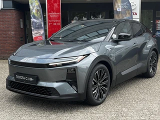 Toyota C-HR+ Executive AWD 77 kWh NIEUW DIRECT LEVERBAAR! 20'' LM-VELGEN STOEL/STUURVERW 360° CAMERA LEER EL-STOEL BLIND SPOT NAVI