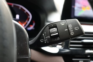 BMW 5 Series Touring 520i High Executive M Sport Pakket Automaat  / Live Cockpit Professional / Driving Assistant / Head-Up Display / Comfortstoelen / Achteruitrijcamera /  19 Inch / Exklusivleder 'Nappa' / DAB / Stoelverwarming / Hifi / Extra Getint Glas / Ambiance Verlichting / 41