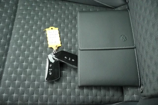 Volkswagen T-Roc 1.5 eTsi 150pk DSG R-Line First Edition Trekhaak Camera Keyless Stoelverwarming Virtual Cockpit Carplay / 52