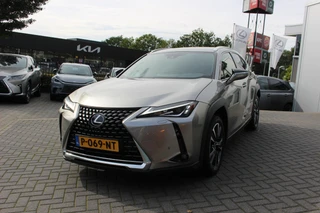 Lexus UX 250h Preference Line 1e EIGENAAR NL-AUTO KEYLESS CARPLAY/ANDROID BLIND-SPOT CAMERA PARK-SENS