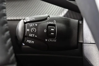 Peugeot 208 1.2 Hybrid 110 e-DCS6 Allure NL Auto Apple CarPlay Parkeersensoren / 25