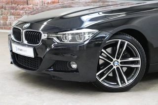 BMW 3 Serie Touring 330i High Executive M Sport Pakket Automaat  / Navigatie Professional / Panoramadak / Leder  / Trekhaak / Parkeersensoren voor+achter / Comfort Acces / Head-Up Display / Stoelverwarming / Achteruitrijcamera / Hifi / 19 Inch / Chrome Line / 2