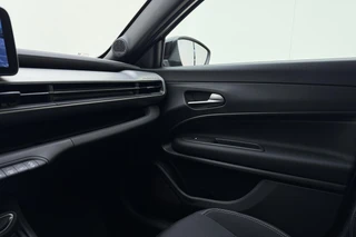 Jeep Avenger 1.2 e-Hybrid 110pk Black Edition | 8 Jaar Fabrieksgarantie | Panoramadak | Keyless | Navigatie | JBL audio | Elektrische kofferklep | Adaptieve cruise control | Stoelverwarming / 32