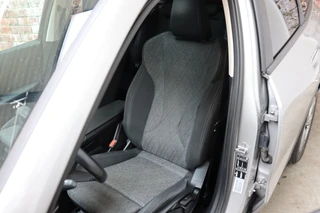 BMW X1 sDrive20i Executive Automaat  / Navigatiesyteem / Panoramadak / Achteruitrijcamera / DAB / Extra Getint Glas / 17 Inch / Dakdraagsysteem / Travelpack / DAB / Sportstoelen / Parkeersensoren voor+achter / 13