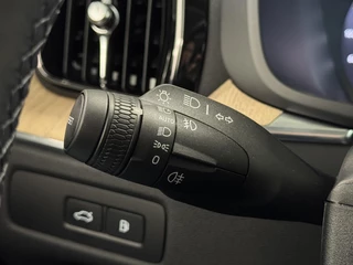 Volvo XC60 2.0 T8 Plug-in hybrid AWD Ultra Dark / 17