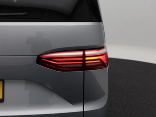 Volkswagen Multivan 1.4 eHybrid L2H1 Style 7-Persoons | Panorama dak | Stoelverwarming | Adaptive Cruise | Trekhaak | Camera | CarPlay | Climatronic | 17 Inch | 21.560 Km !! / 17