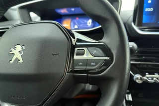 Peugeot 2008 1.2 Turbo 100pk Allure | Trekhaak | Navigatie | Achteruitrijcamera | Climate control | Parkeersensoren | Lichtmetalen velgen / 21