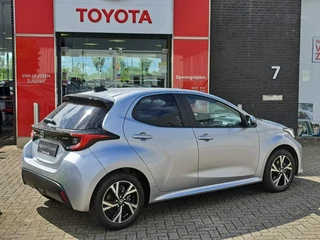 Toyota Yaris 1.5 Hybrid 115 DYNAMIC STOEL/STUURVERW BLIND SPOT PARK-SENSOREN NAVI 16'' LM-VELGEN KEYLESS CAMERA APPLE/ANDROID AD-CRUISE CLIMA LED / 2