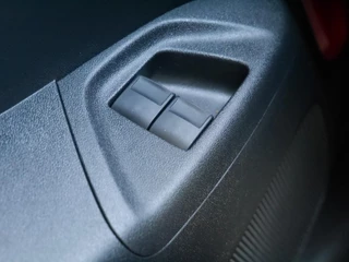 Peugeot 108 1.0 e-VTi Allure | Apple carplay | Achteruitrijcamera | Dab | Mistlampen | Zwart dak | Extra getint glas | Climate control | 5 deurs | Stuurwielbediening / 16