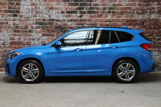 BMW X1 sDrive18i High Executive M Sport Pakket Automaat  / Navigatiesysteem Professional / Panoramadak / 18 Inch / LED / Stoelverwarming / Achteruitrijcamera / Extra Getint Glas / Harman Kardon / Shadow Line / Parkeersensoren voor+achter / 4