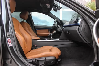 BMW 3-serie Touring 318i Centennial Executive M-sport | 2e eigenaar | HiFi audio | Navigatie | Bluetooth | Climate control | M-sportstuur | Cruise control | PDC | 18 inch | Trekhaak / 15