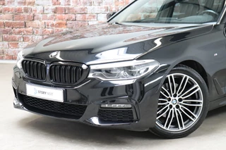 BMW 5 Series Touring 520i High Executive M Sport Pakket Automaat  / Live Cockpit Professional / Driving Assistant / Head-Up Display / Comfortstoelen / Achteruitrijcamera /  19 Inch / Exklusivleder 'Nappa' / DAB / Stoelverwarming / Hifi / Extra Getint Glas / Ambiance Verlichting / 2