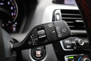 BMW 1 Series 118i Executive Sport Line Automaat 5 deurs / Navigatie Professional / LED / Trekhaak / Climate Control / 17 Inch / Bluetooth / Sportstoelen / Parkeersensoren / Lichtpakket / Cruise Control / Stoelverwarming / Neerklapbare Achterbank / 36