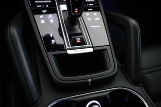 Porsche Cayenne 3.0 E-Hybrid Platinum Edition | LUCHTVERING | MASSAGE | STOELVENTILATIE | COMFORTSTOELEN | CAMERA | 22" / 42