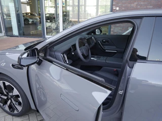 Leapmotor B05 ProMax Design 67.1 kWh | Op bestelling leverbaar | Panoramadak | Elektrisch verstelbare stoelen | Stuurwiel verwarming | Apple carplay/Android auto | Sfeerverlichting | Regensensor | Privacyglas | 19 inch lichtmetalen velgen / 9