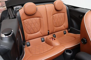 MINI Cooper S Cabrio Chili Automaat  / Navigatiesysteem / Leder / Climate Control / Harman Kardon / Parkeersensoren / LED / Sportstoelen / Windscherm / Cruise Control / 17 Inch / Lichtpakket / Bluetooth / 20