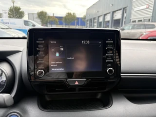 Toyota Yaris 1.5 Hybrid Dynamic CAMERA APPLE/ANDROID AD-CRUISE DAB+ KEYLESS LM-VELGEN / 17