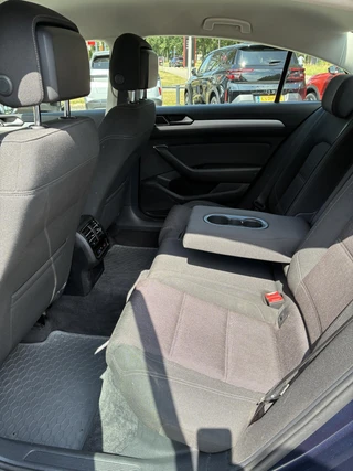 Volkswagen Passat 1.8 TSI Business Edition R Automaat | Climate control | Achteruitrij camera | Navigatie | Elektrisch Pakket | Afneembare Trekhaak | Ergo-Comfort stoel | Parkpilot | LM-Velgen | LED Verlichting / 47
