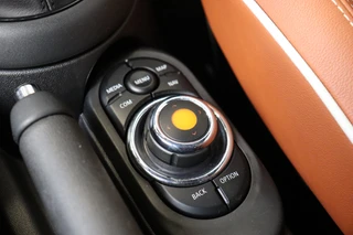MINI Cooper S Cabrio Chili Automaat  / Navigatiesysteem / Leder / Climate Control / Harman Kardon / Parkeersensoren / LED / Sportstoelen / Windscherm / Cruise Control / 17 Inch / Lichtpakket / Bluetooth / 25