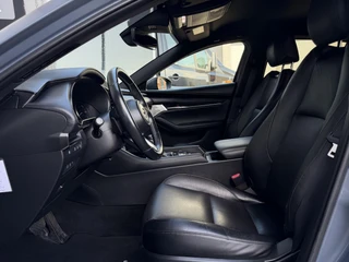 Mazda 3 2.0 e-SkyActiv-G M Hybrid 122 Comfort met Bose | Apple Carplay / Android Auto | Navigatiesysteem | Licht + Regensensor | Elektrisch Verstelbare Bestuurderstoel  | Stoel + Stuurverwarming | Parkeersensoren Voor + Achter | Camera Achter | 18"Lichtmetalen velgen | Lederen Bekleding | Cruise Control Adaptief / 35