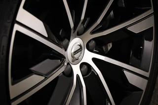 Volvo V60 2.0 B4 Ultimate Dark | PANORAMADAK | HEAD UP | STANDKACHEL | ACHTERBANKVERWARMING | 360 CAMERA | 20" / 29
