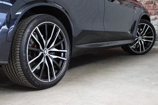 BMW X5 xDrive40i High Executive M Sport Pakket Automaat  / Live Cockpit Professional / Adaptive Air Suspension / Panoramadak Sky Lounge / Bowers & Wilkins / Active Steering / Comfortstoelen / Laserlight / Crafted Clarity / 22 Inch / Leder / M Sportremsysteem / 7