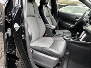 Toyota Corolla Cross 2.0 High Power Hybrid First Edition 1E-EIGENAAR NL-AUTO PARK-SENSOREN BLIND-SPOT STOELVERW APPLE/ANDROID DRAADLOOS-LADEN CAMERA ELEK-KLEP LM-VELGEN AD-CRUISE KEYLESS / 19
