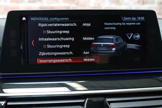 BMW 5 Series Touring 530i High Executive Luxury Line Automaat  / Navigatiesysteem Professional / Panoramadak / Trekhaak / Comfortstoelen / Driving Assistant Plus / Adaptieve LED-koplampen / Hifi / Stuurwielrand Verwarmd / Achteruitrijcamera / Head-Up Display / Stoelverwarming / 30