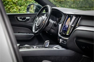 Volvo XC60 2.0 Recharge T8 AWD R-Design  Crystal Parelmoer Harman Kardon Memory Camera / 28
