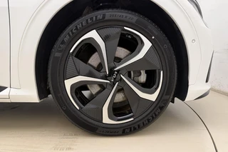 Kia EV6 GT-Line 77.4 kWh SOH: 100%! | Glazen schuifdak | Trekhaak | Stoel & Stuurverwarming | Electrische achterklep | Keyless | Rondomzicht camera / 17