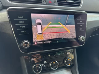 Škoda Superb Combi 1.4 TSI iV AUTOMAAT * Navigatiesysteem * ParkeerCamera * Elek. achterklep * / 18