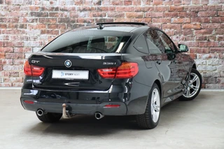 BMW 3 Serie Gran Turismo 335i xDrive High Executive M Sport Pakket Automaat  / Navigatiesysteem Professional / Panoramadak / Trekhaak / Leder / Innovatiepakket / 18 Inch / Shadow Line / Active Cruise Control met Stop en Go-functie / Stoelverwarming / Climate Control / Xenon / Extra Getint Glas / 5