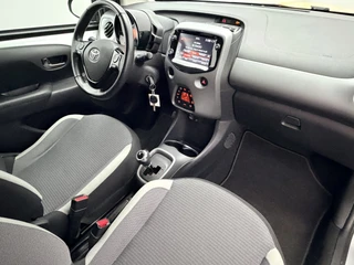 Toyota Aygo 1.0 VVT-i x-joy Automaat | ClimaTronic | Camera | Carplay&Android / 17