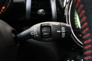 MINI Cooper Hatchback Chili Serious Business 3 deurs / Navigatiesysteem / Leder / John Cooper Works Exterieurpakket / Lichtpakket / Extra Getint Glas / Climate Control / Parkeersensoren / LED / Bluetooth / Cruise Control / Sportstoelen / 17 Inch / 35