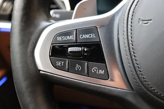 BMW 3 Serie Sedan 318i High Executive Luxury Line Automaat  / Live Cockpit Professional / Trekhaak / Stoelverwarming voor+achter / Achteruitrijcamera / Harman Kardon / Stuurverwarming / LED / Ambiance Verlichting / DAB / Sportstoelen / 36