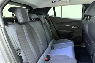 Peugeot 2008 1.2 PureTech Blue Lease Allure 130 PK | Handgeschakeld | Trekhaak | Navigatie | Climate Control | Airco | Cruise Control | Camera | Licht Metalen Velgen / 16