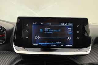 Peugeot 2008 1.2 PureTech 100pk Active Pack | Distributieriem vervangen in mei 2025 bij 92.519km | Navigatie | Climate Control | DAB+ | Lichtmetalen Velgen 16inch | Apple Carplay/Android Auto / 24