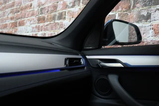 BMW X1 sDrive18i High Executive M Sport Pakket Automaat  / Navigatiesysteem Professional / Panoramadak / 18 Inch / LED / Stoelverwarming / Achteruitrijcamera / Extra Getint Glas / Harman Kardon / Shadow Line / Parkeersensoren voor+achter / 27