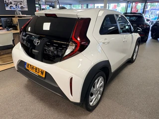 Toyota Aygo X 1.0 VVT-i MT first / apple /stoelverw /cruisec /camera/pdc/clima/boeken / 7