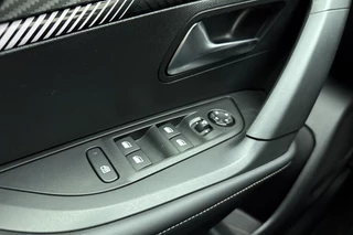 Peugeot 2008 1.2 Hybrid 145 Allure | Climate & Cruise Control | Parkeersensoren voor + achter | AppleCarplay/Android Auto | / 17